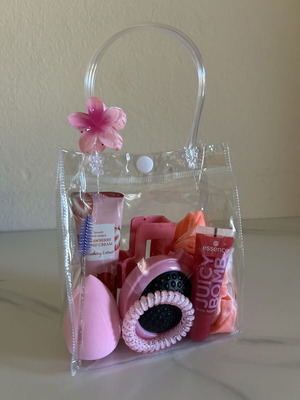 Σετ ομορφιάς Beauty Essentials σε διάφανη τσάντα με ροζ λεπτομέρειες