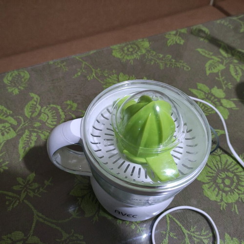 Avec electric juicer like new, 25 Watt, 700 mL