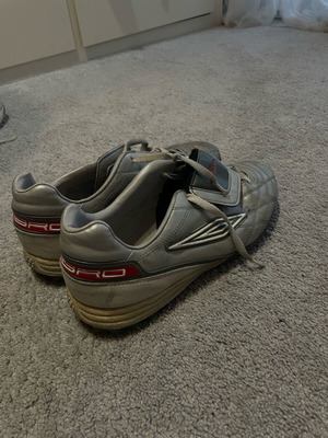 Мъжки футболни обувки Umbro употребявани, сребристи, номер 44.5