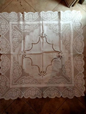 Large tablecloth with handmade crocheted corners and machine-cut lace, 125x125 cm