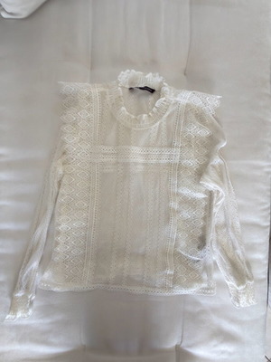 Zara white embroidered blouse with sleeves, like new, romantic style