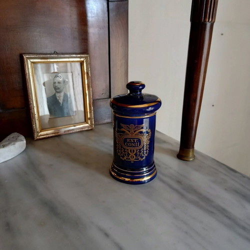 Porcelain pharmacy jar used with broken lid
