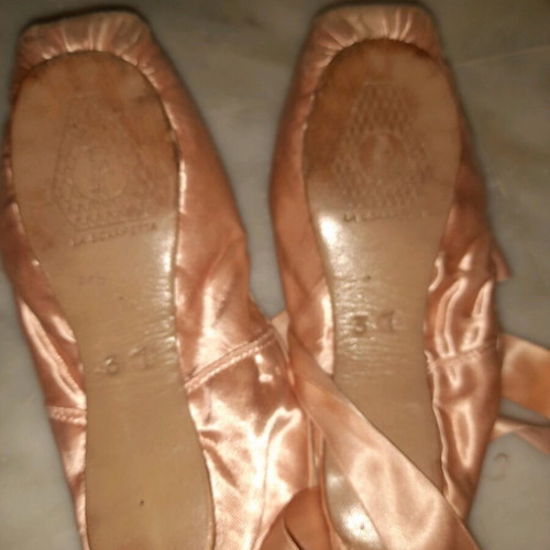 Pointe shoes No 37 used, hard (aspaste) with wear marks