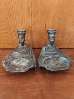 Metal ashtrays, set of 2, with wear and dents