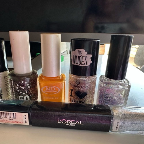 Nail polish set like new with L’Oréal silver and blue gel top coat