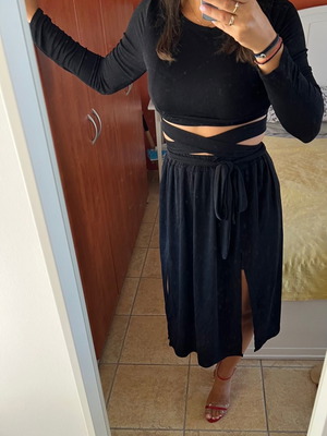 Nazezhda set top and midi skirt with slip like new, black