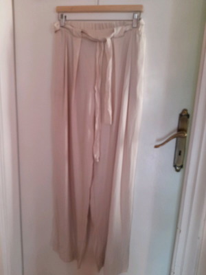 Zoya beige palazzo pants medium like new with pleats and fabric belt