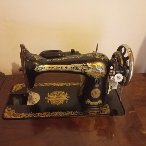 Singer sewing machine vintage used, functional, circa 1927