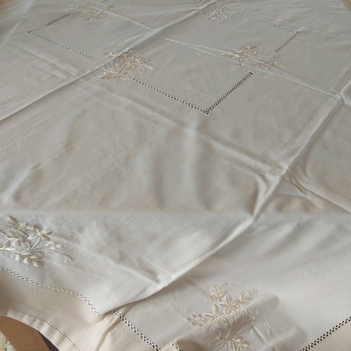 Handmade tablecloth 170×170 cm two-tone with silk thread and embroidered napkins
