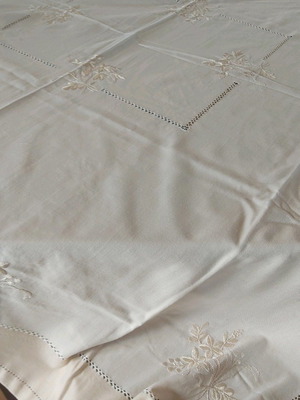Handmade tablecloth 170×170 cm two-tone with silk thread and embroidered napkins