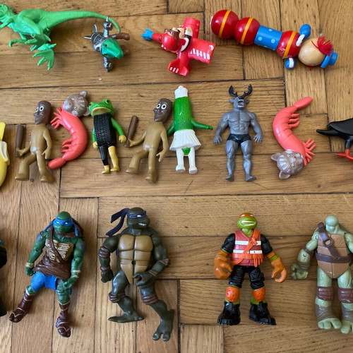 Collectible children's toys pack like new, 23 pieces
