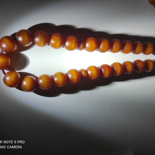 Mastic komboloi with honey-brown shades, 33 beads