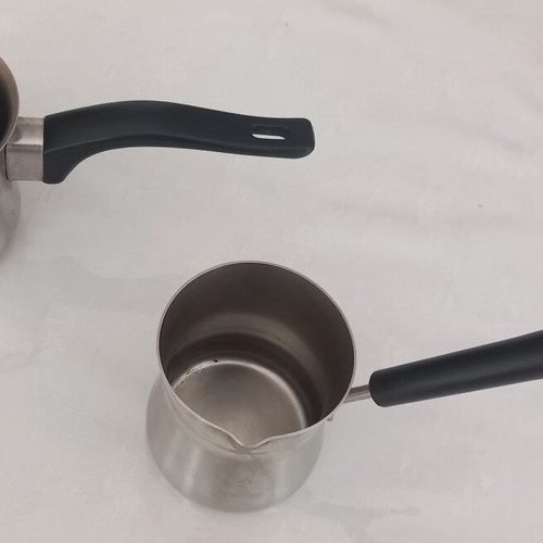 Kitchenware set used, 7 pieces including pots and baking molds