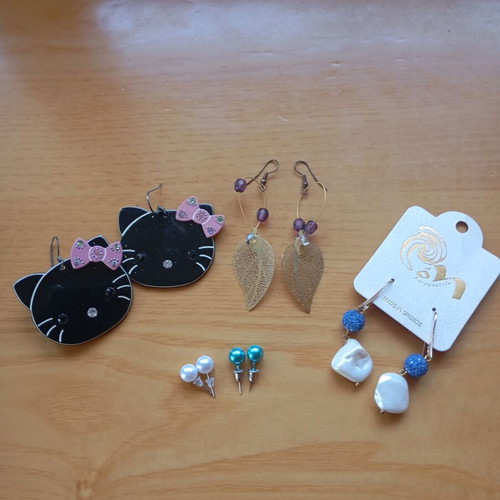 Set of 5 earrings like new, black and gold colors