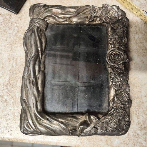 Old frame with carvings like new