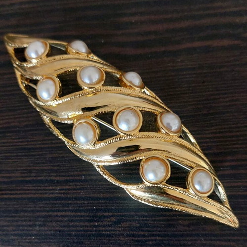 Vintage Faux bijoux brooch used, gold color with white pearls