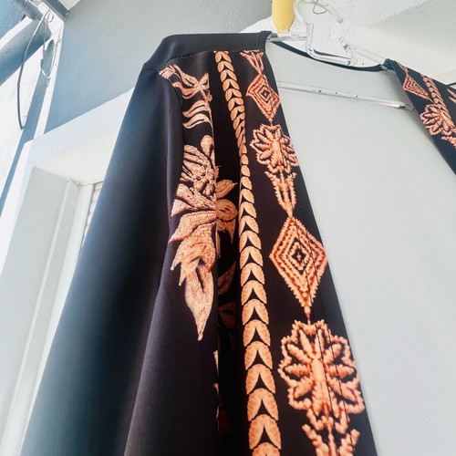 Black kimono with floral embroidery size L like new