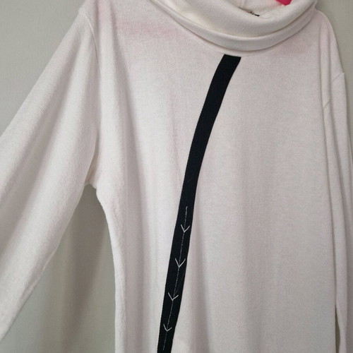 Simple asymmetrical white turtleneck blouse Small new with black pattern