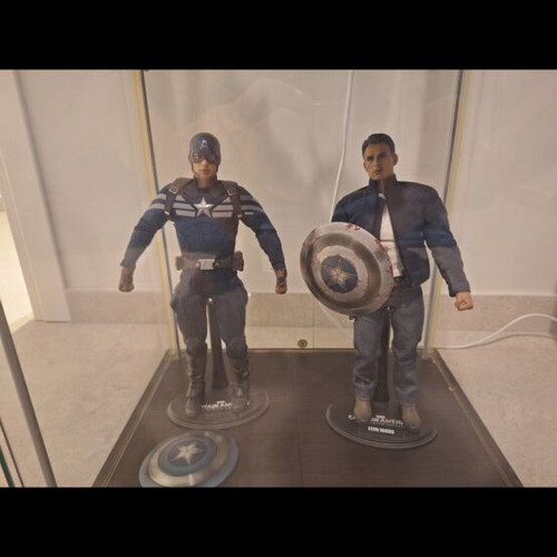 Hot Toys Captain America Winter Soldier and Steve Rogers figures like new