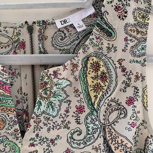 Sleeveless beige paisley top like new