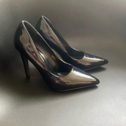 Patent leather pointed pumps like new, size 39, black