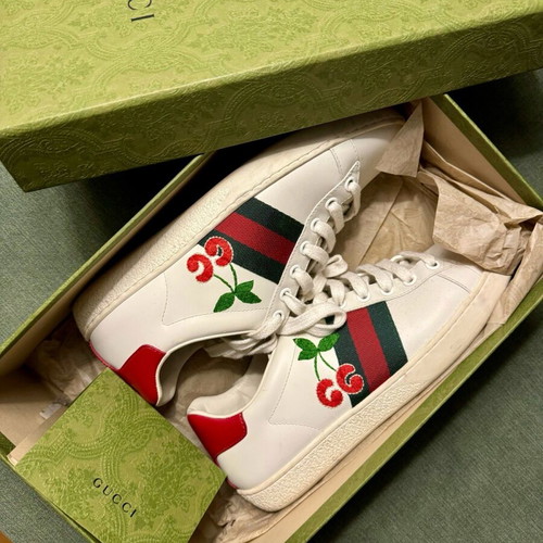 Gucci Ace white sneakers with red and green stripe, like new