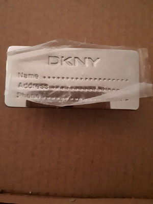 Ταμπελάκι DKNY από τσάντα με πλαστικό προστατευτικό