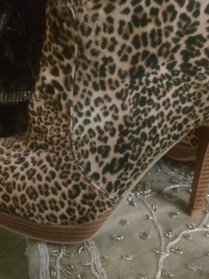Leopard boots with high heels like new, fur decoration