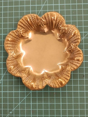Decorative brass ashtray like new, daisy shape