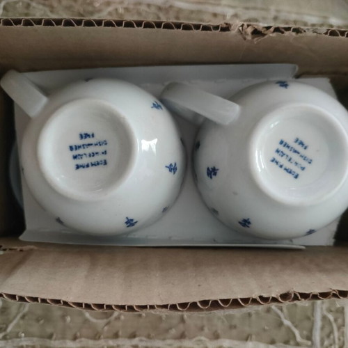 Tea cup set like new, 6 pieces, fine porcelain with blue and white patterns