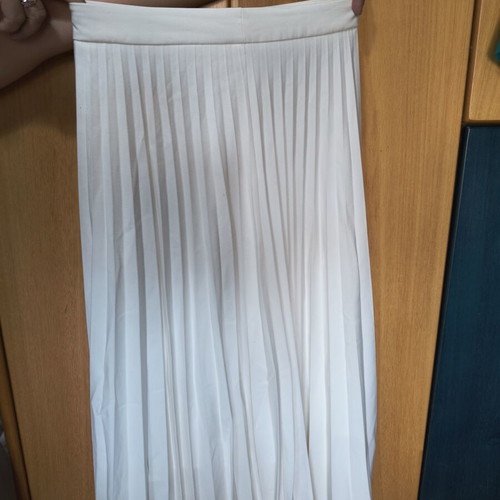 Stradivarius white skirt size medium like new, worn minimally