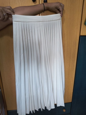 Stradivarius white skirt size medium like new, worn minimally