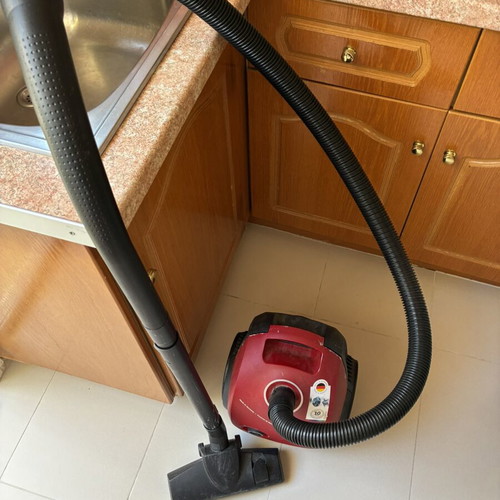 Bosch Series 2 Vacuum Cleaner like new, red, 600W, 3.5L bag