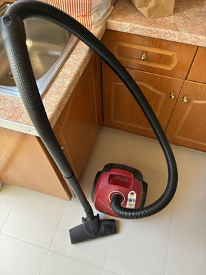 Bosch Series 2 Vacuum Cleaner like new, red, 600W, 3.5L bag