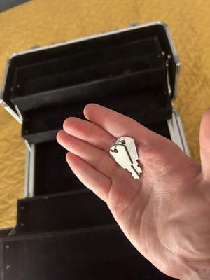 Aluminum makeup and aesthetic tools case with keys