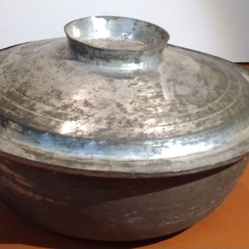 Copper pot with lid for decoration