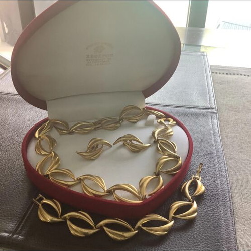 Vintage Atelier jewelry set like new, gold tone, 60s-70s