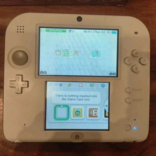 Nintendo 2DS like new with box stylus and charger