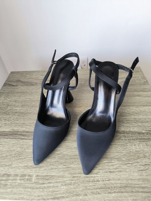 High-heeled shoes with unique round heel, size 36, black