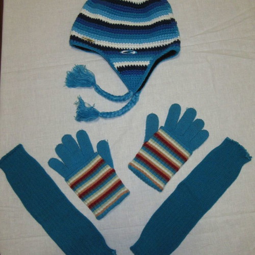 Blue gloves, ski hat and gaiters like new