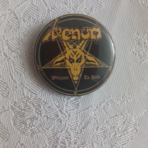 Badges new, 3.2 cm pins, large selection