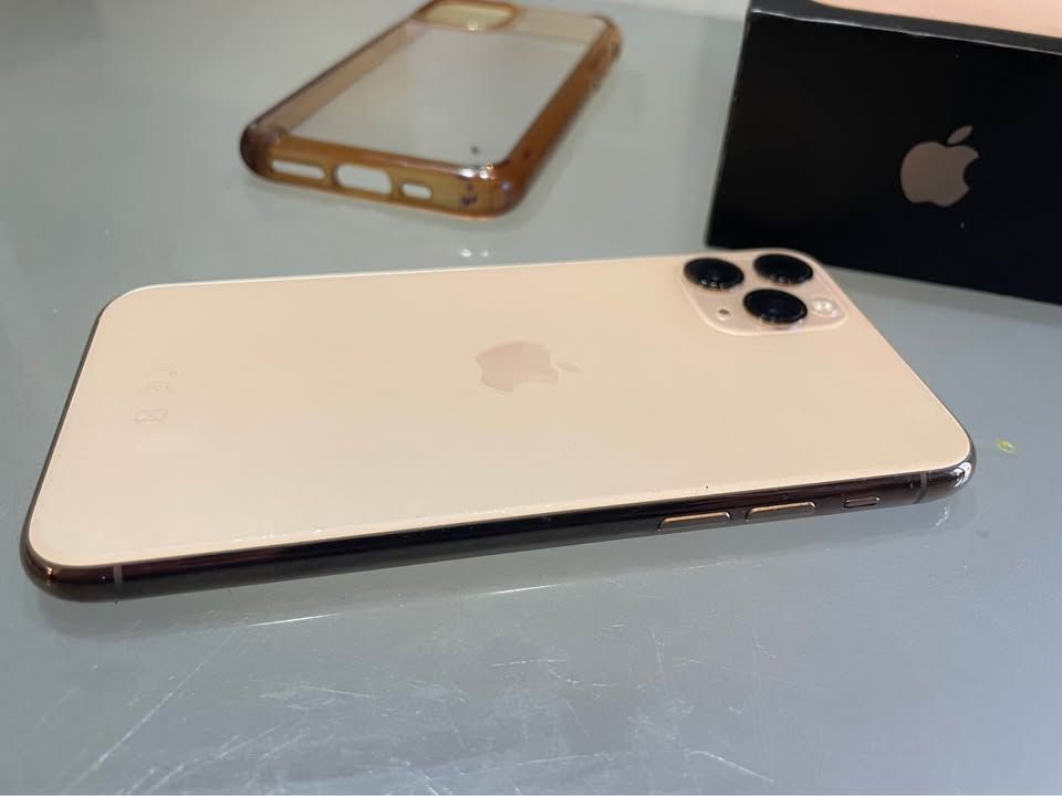 iPhone 11 Pro gold 64GB like new with… - € 150,00 - Vendora.cy