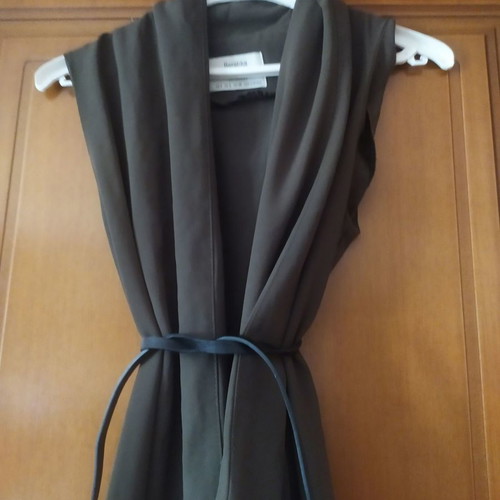 Sleeveless vest used with black belt, size S