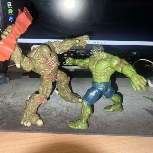 Incredible Hulk 2007 Hasbro and Abomination figures with accessory