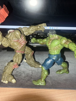 Incredible Hulk 2007 Hasbro and Abomination figures with accessory