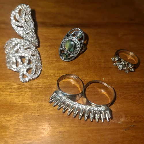 Faux Bijoux rings used, set of 4 with rhinestones