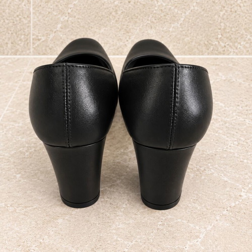 Black leather pumps size 37 like new, classic style