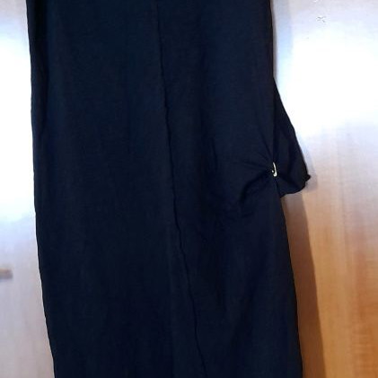 T shirt black with asymmetric cut like new, size medium
