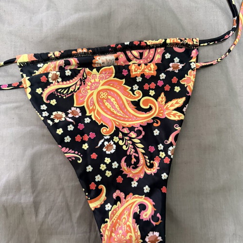 DeCoro bikini bottom Medium new, paisley print black base