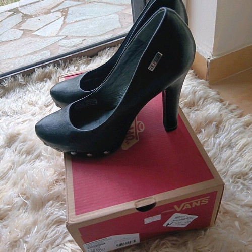 Replay pumps used, black, size 39, with heel scratch